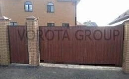 Откатные ворота Алютех из профлиста под дерево